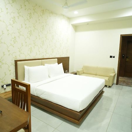 Pam Premium Hotel Вадодара Екстериор снимка