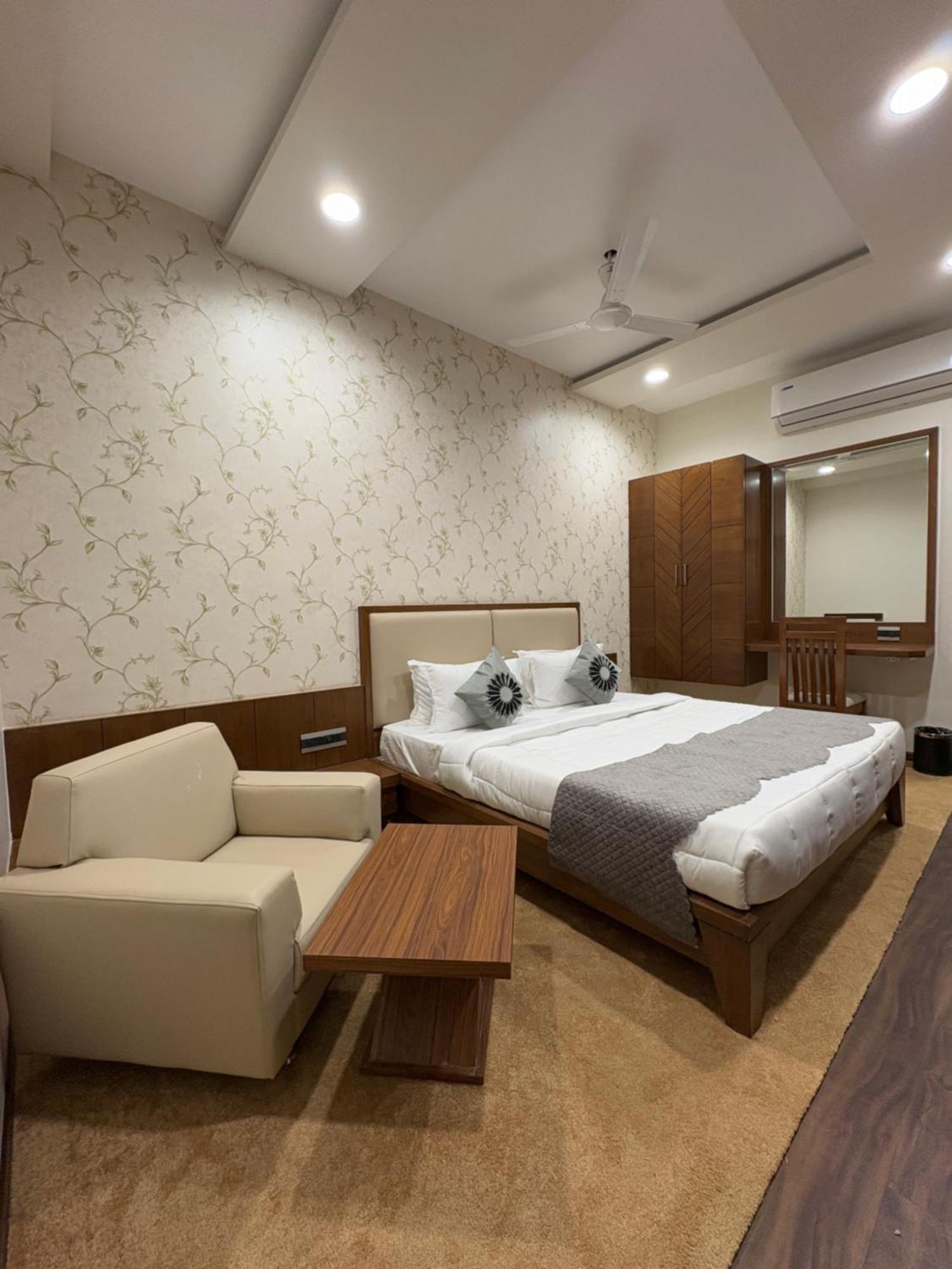 Pam Premium Hotel Вадодара Екстериор снимка